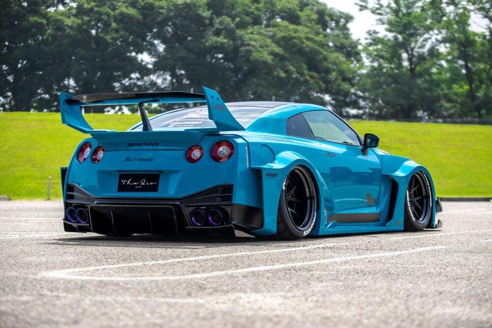LB-Silhouette-WORKS-GT-NISSAN-35GT-RR10-1