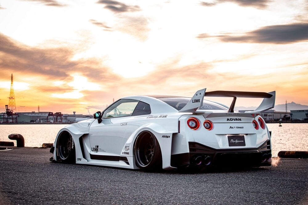 LB-Silhouette-WORKS-GT-NISSAN-35GT-RR17-1