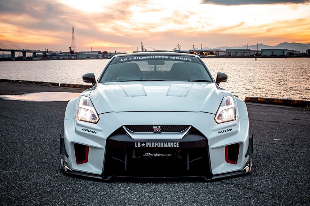 LB-Silhouette-WORKS-GT-NISSAN-35GT-RR18-1